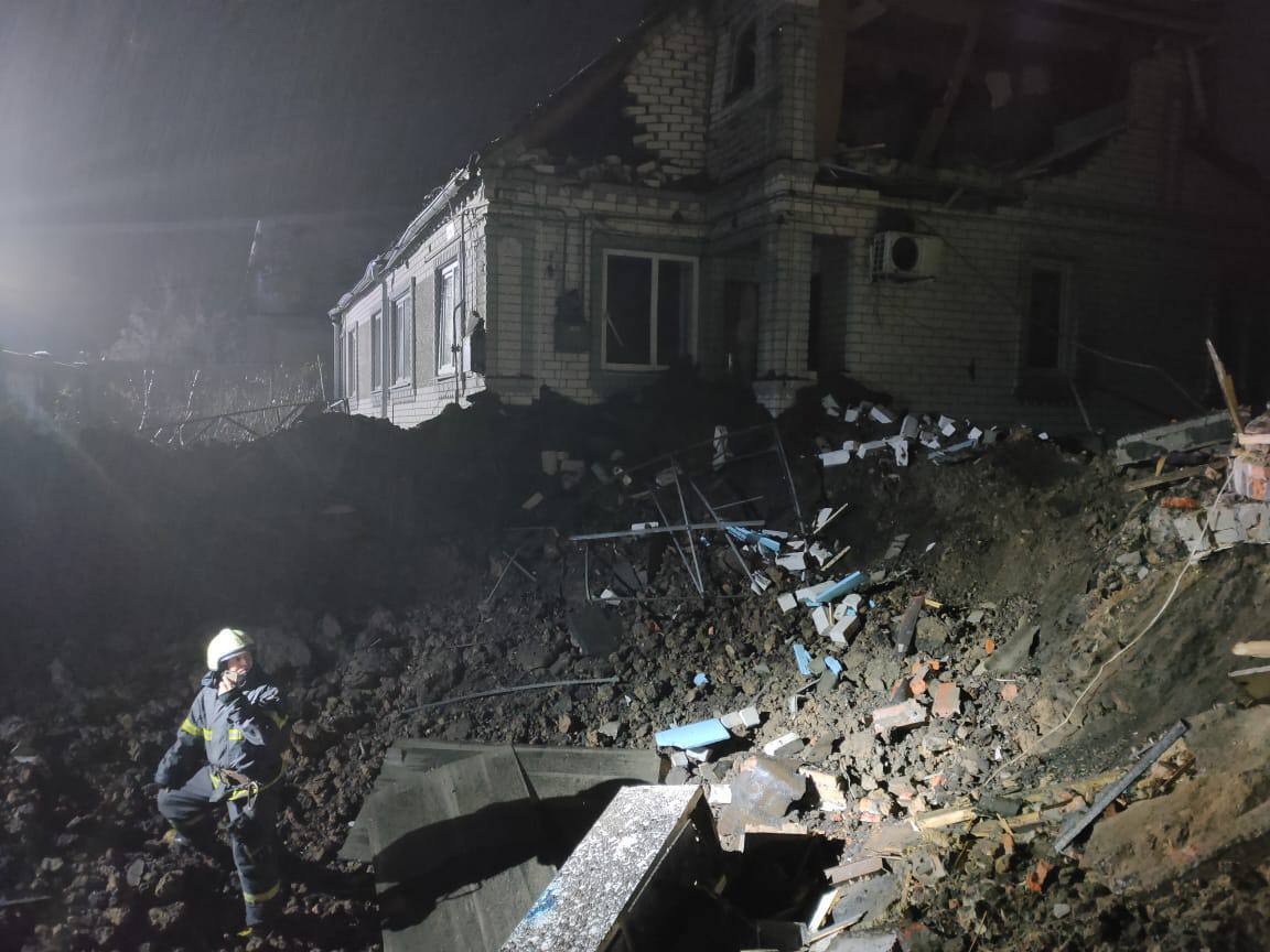 Войска РФ ударили ракетами по жилому дому в Харькове: пострадало три человека, начался пожар. Фото