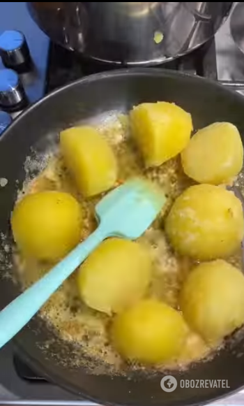 Быстрый картофель на сковороде половинками: лучше, чем по-селянски