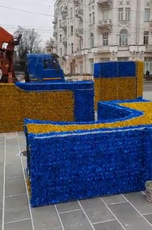 У Ростові-на-Дону жінка влаштувала істерику через синьо-жовту інсталяцію до Нового року: привиділась підтримка України. Відео 