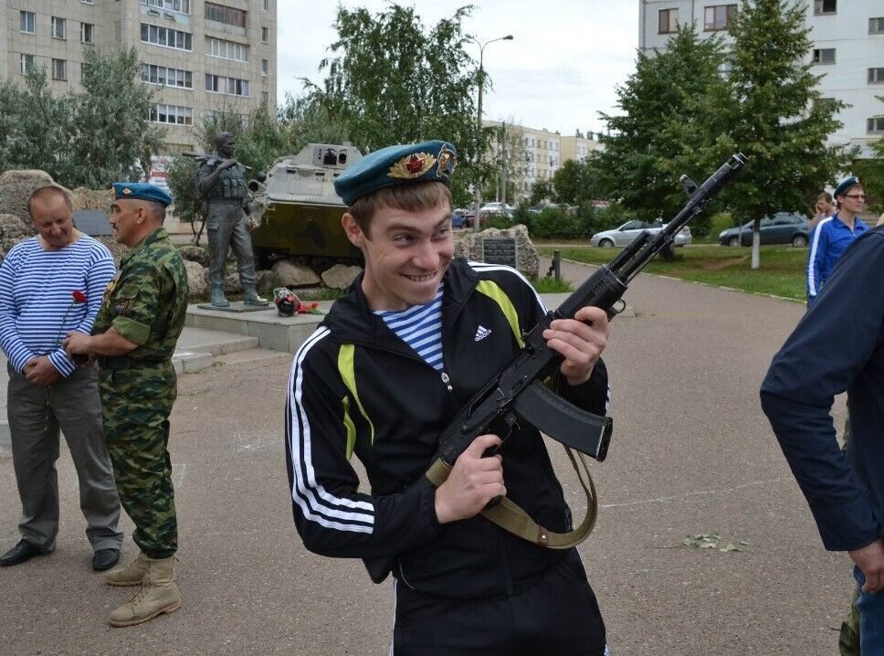 Хвастался фото с оружием и алкоголем: ВСУ ликвидировали оккупанта из Татарстана, который оставил троих детей, чтобы убивать украинцев. Фото