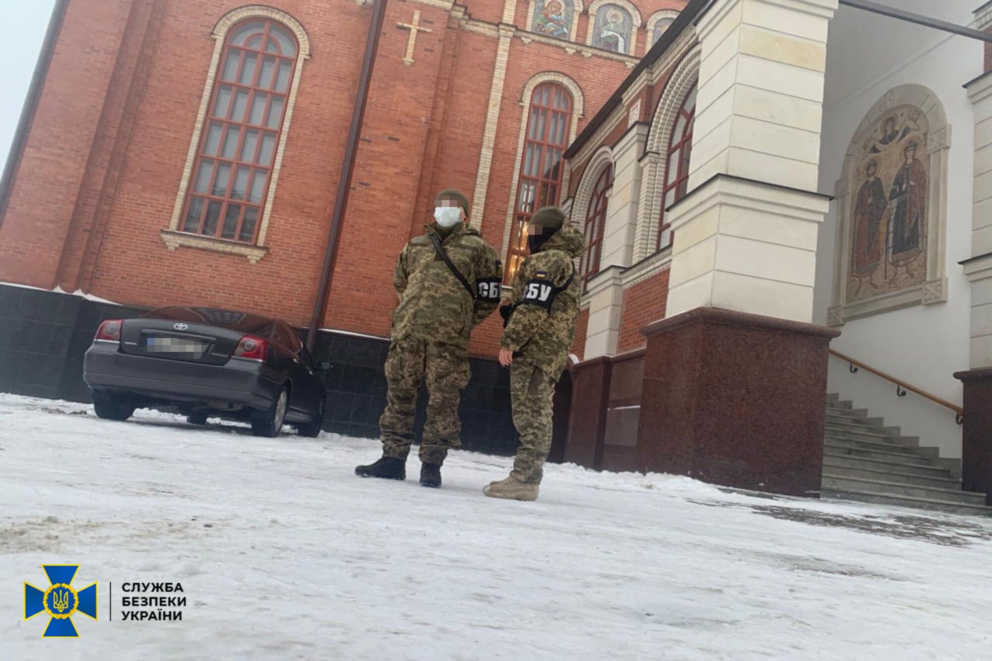 СБУ прийшла до Свято-Покровського собору УПЦ МП у Борисполі: служителів перевіряють на наявність зв'язків із окупантами. Фото