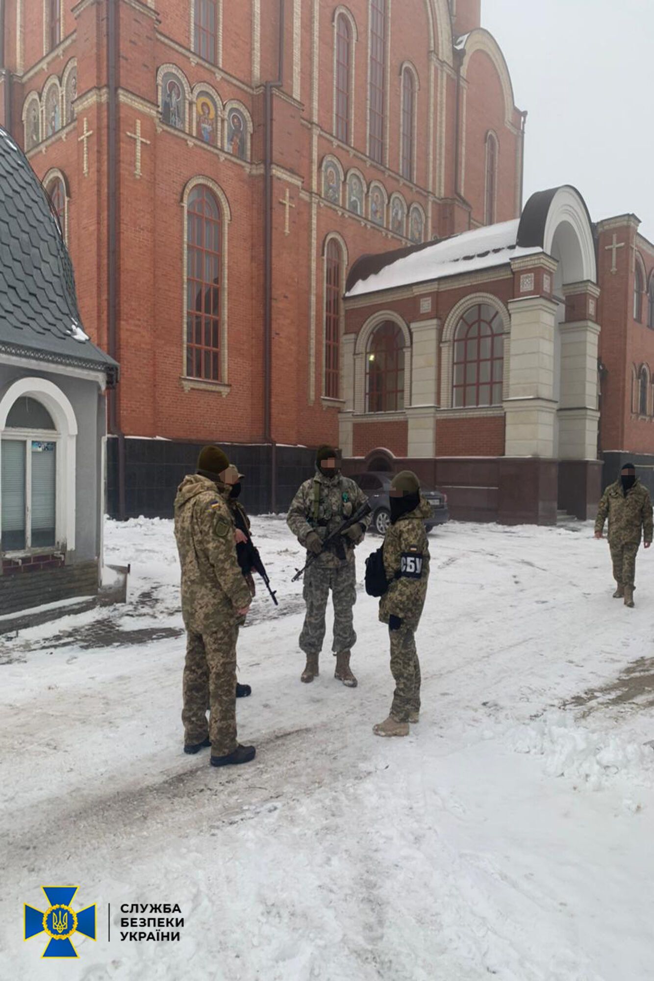 СБУ прийшла до Свято-Покровського собору УПЦ МП у Борисполі: служителів перевіряють на наявність зв'язків із окупантами. Фото