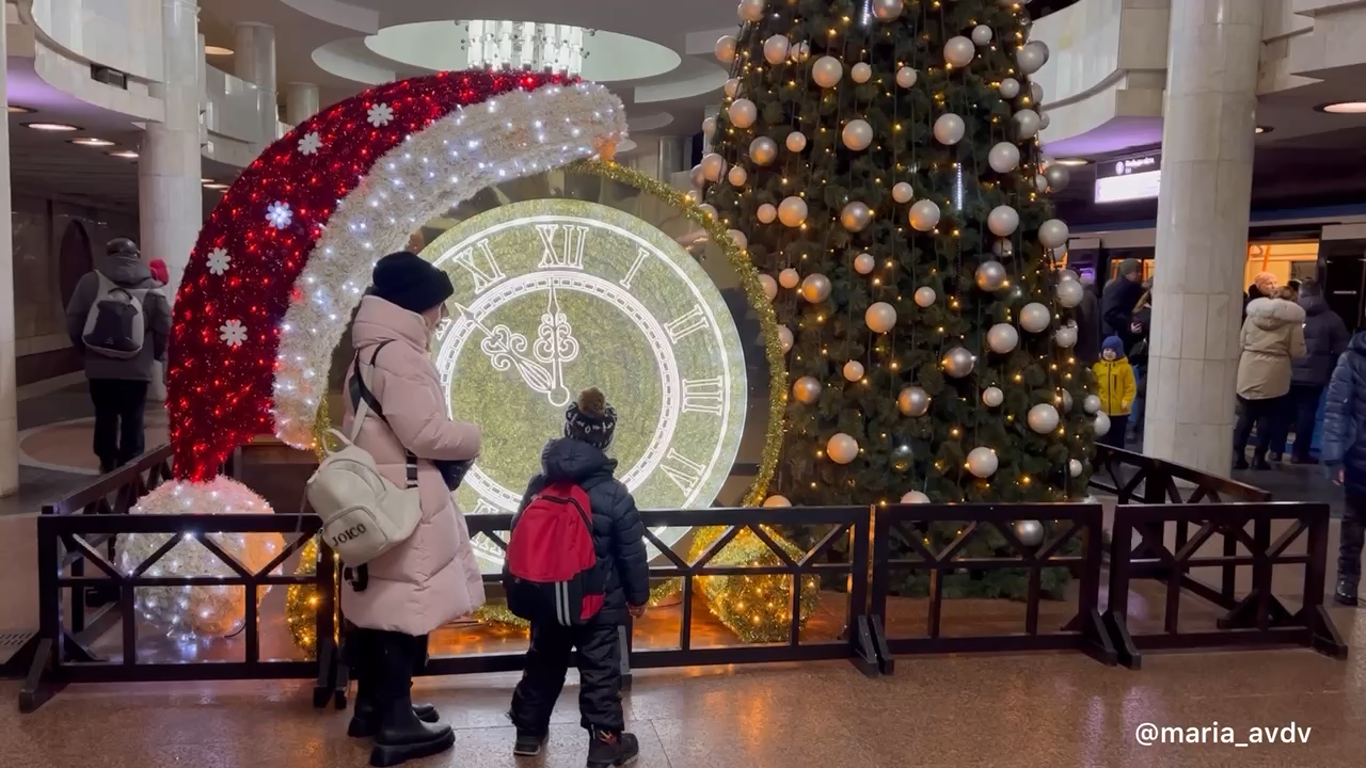 В харьковском метро установили главную елку города: ее откроют в День Святого Николая. Фото и видео