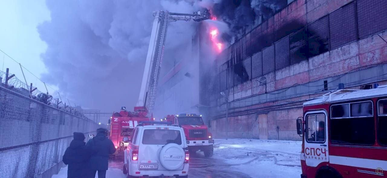 Палало не лише в Москві: у Барнаулі сталася потужна пожежа на шинному заводі, піднімався чорний дим. Фото і відео 