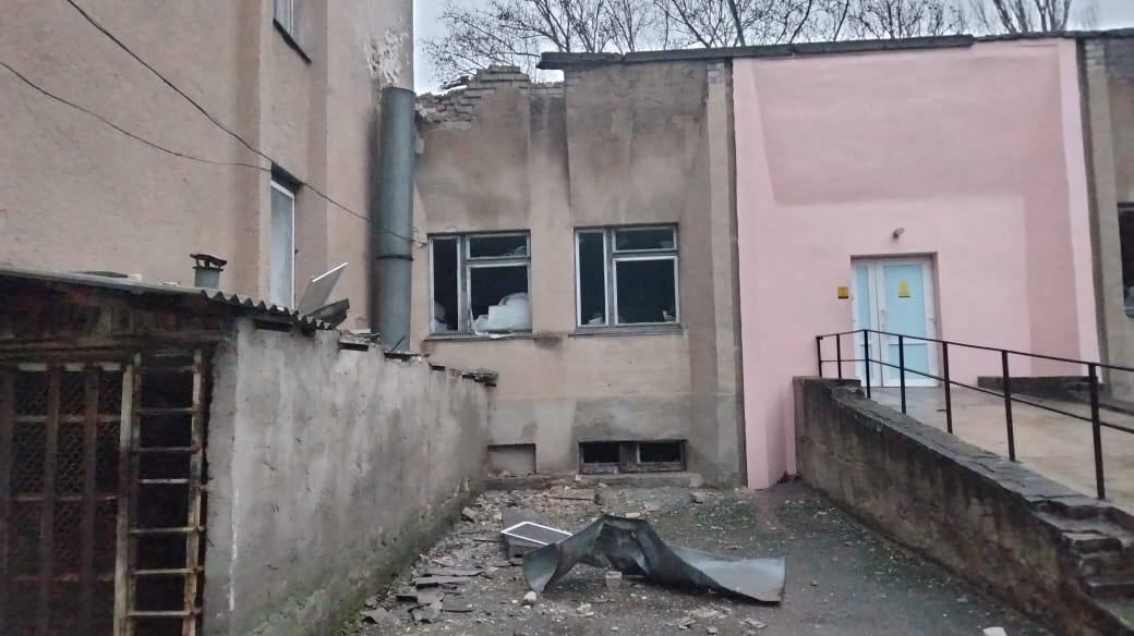 Війська РФ вдарили по лікарні в Херсоні: снаряди пошкодили дитяче відділення та морг. Фото 