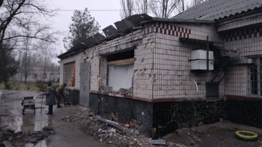 Войска РФ ударили по больнице в Херсоне: снаряды повредили детское отделение и морг. Фото