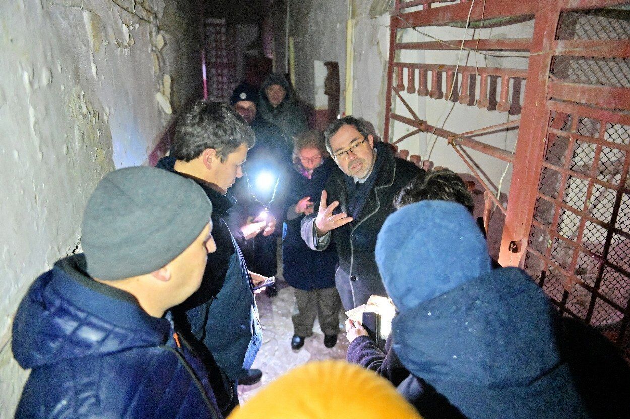 Посол Украины в Ватикане и журналисты Святого Престола побывали в Изюме, где российские оккупанты пытали мирных жителей. Фото