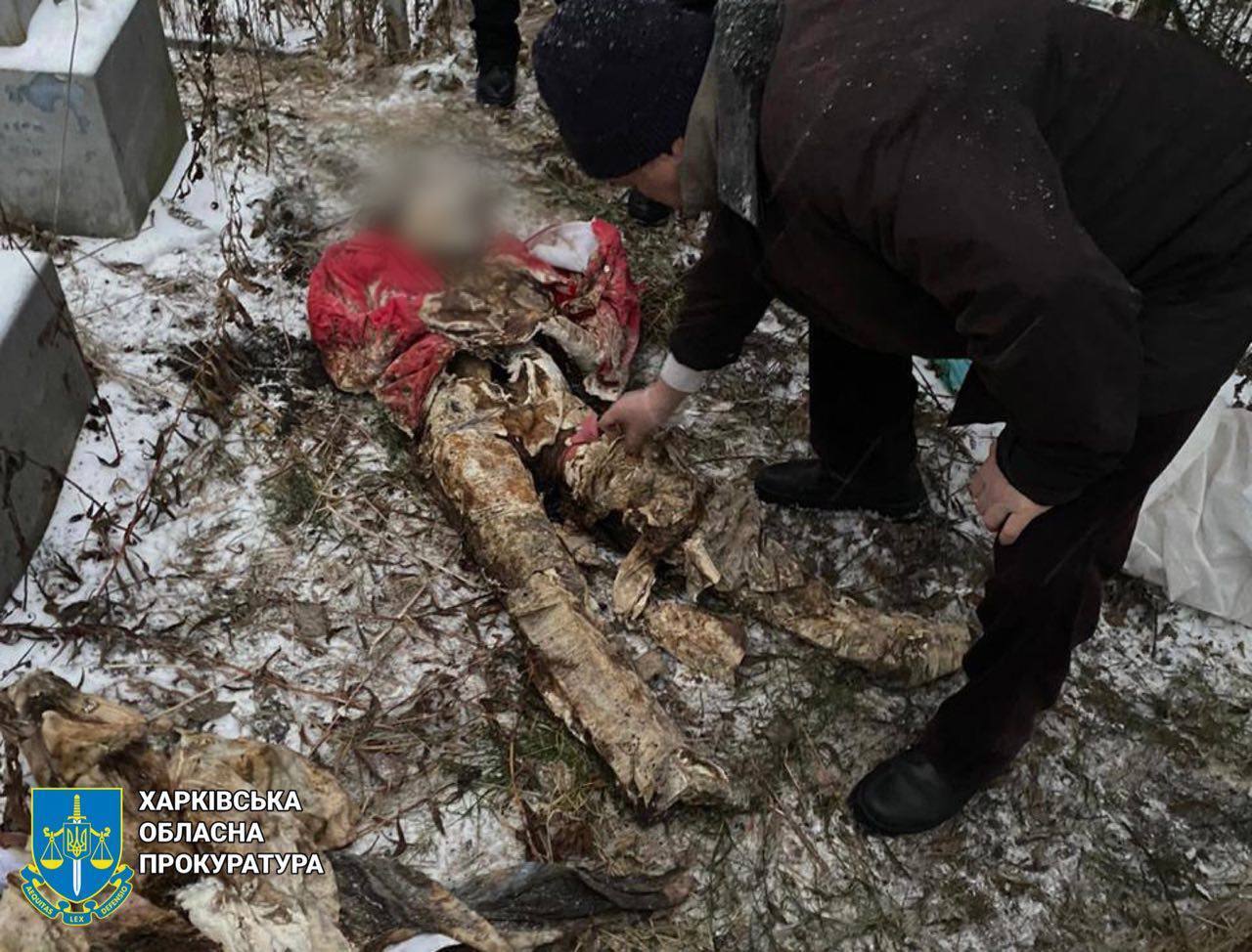 На Харківщині окупанти вбили чоловіка з донькою на їхньому подвір'ї: поліція ексгумувала тіла