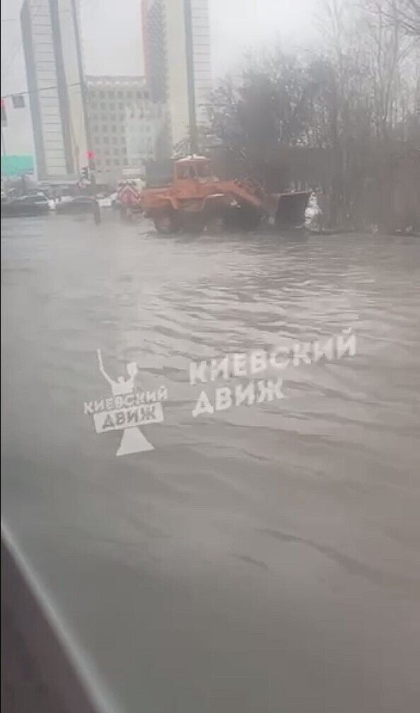 В Киеве из-за прорыва трубы перекресток превратился в озеро. Видео