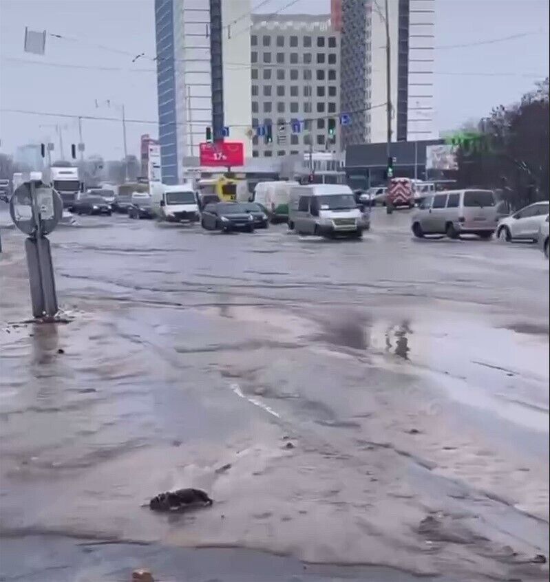 В Киеве из-за прорыва трубы перекресток превратился в озеро. Видео