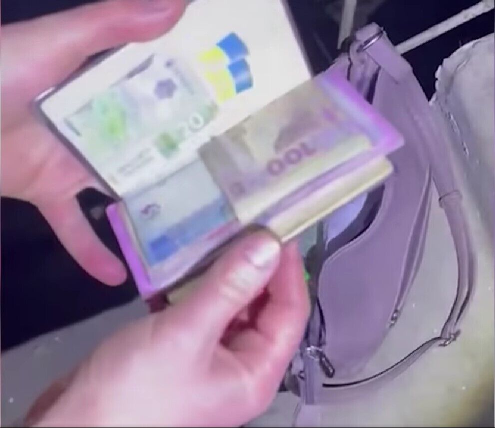 Спочатку думали, що вибухівка: на Київщині в забутій в під’їзді сумці виявили 4 тисячі доларів та десятки тисяч гривень. Відео