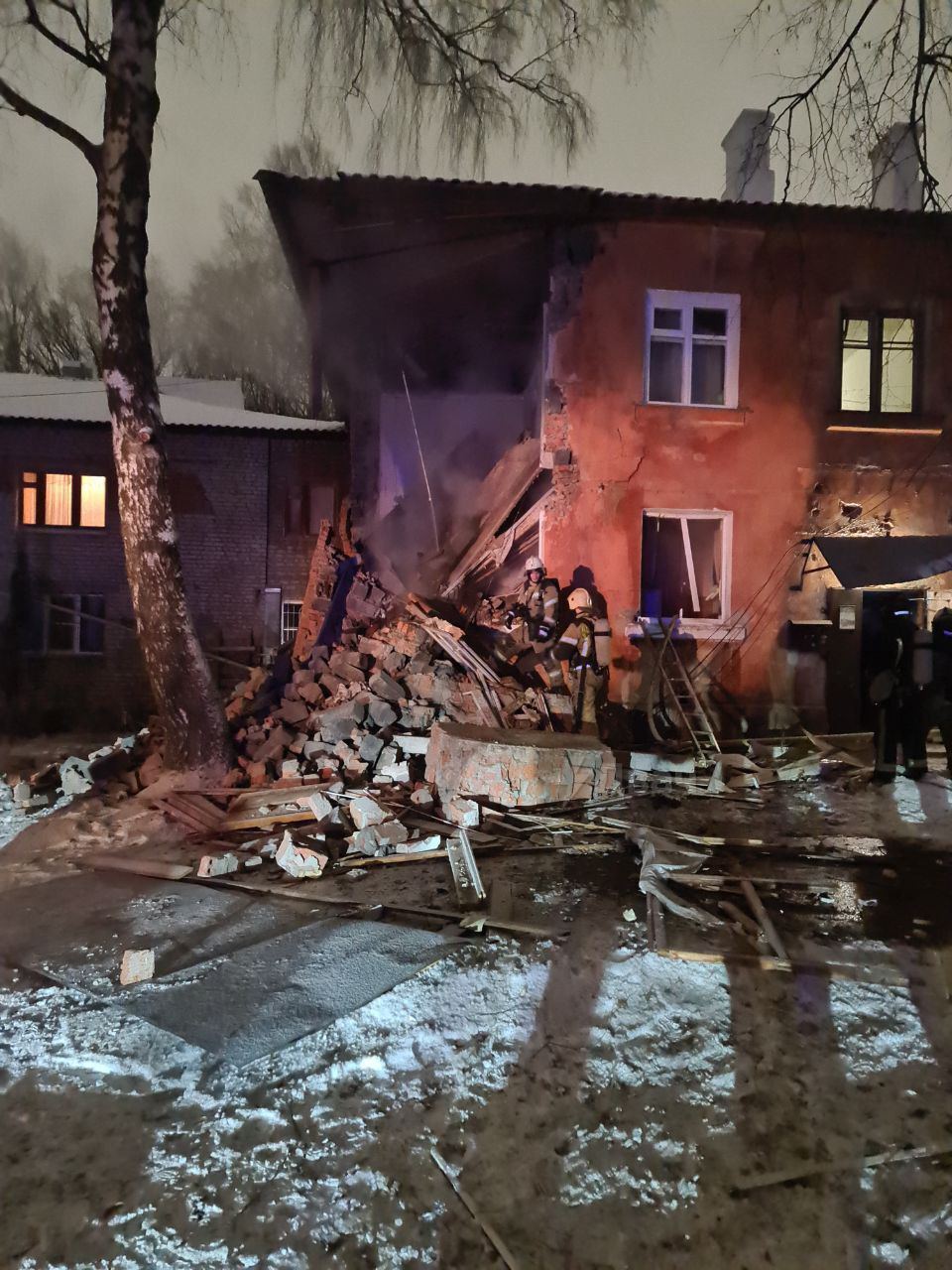 В Рязани взрывом в жилом доме снесло два этажа: власти назвали причиной самогонный аппарат. Фото и видео