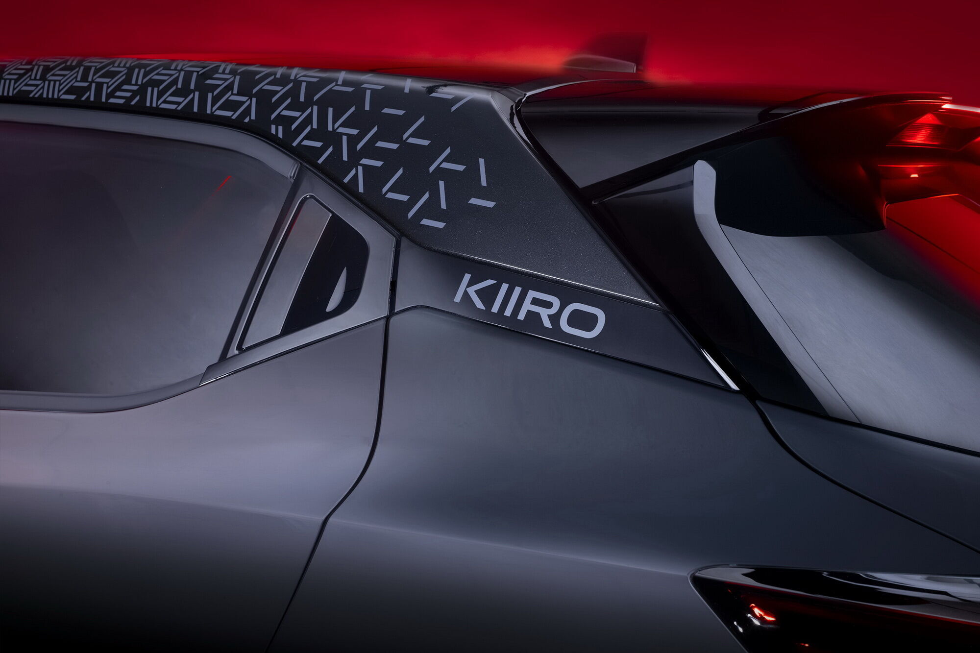 Надпись Kiiro украшает задние стойки