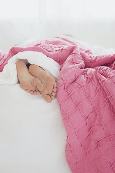 Як швидко зігрітися в ліжку у холодну пору року: є всього один секрет