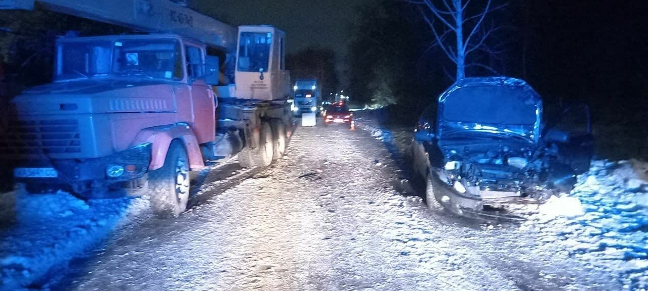 Легковушка въехала в грузовой автомобиль.