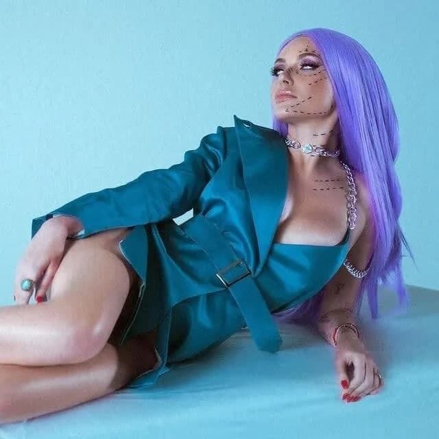 Слава Камінська з фіолетовим волоссям.