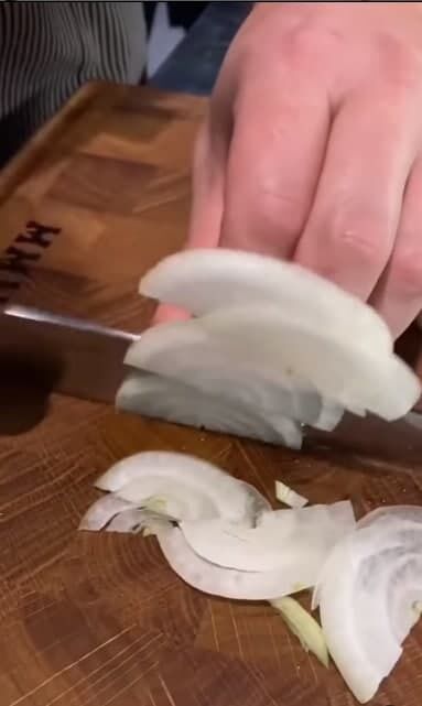 Нарезка лука для блюда