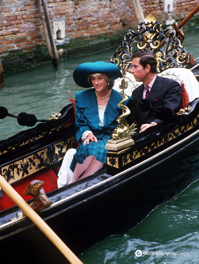 Принцесса Диана и принц Чарльз катаются на гондоле во время визита в Венецию (апрель, 1985).