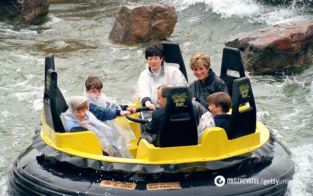 Принцесса Уэльская Диана, принц Уильям и принц Гарри посещают парк развлечений "Торп-парк" (Великобритания).