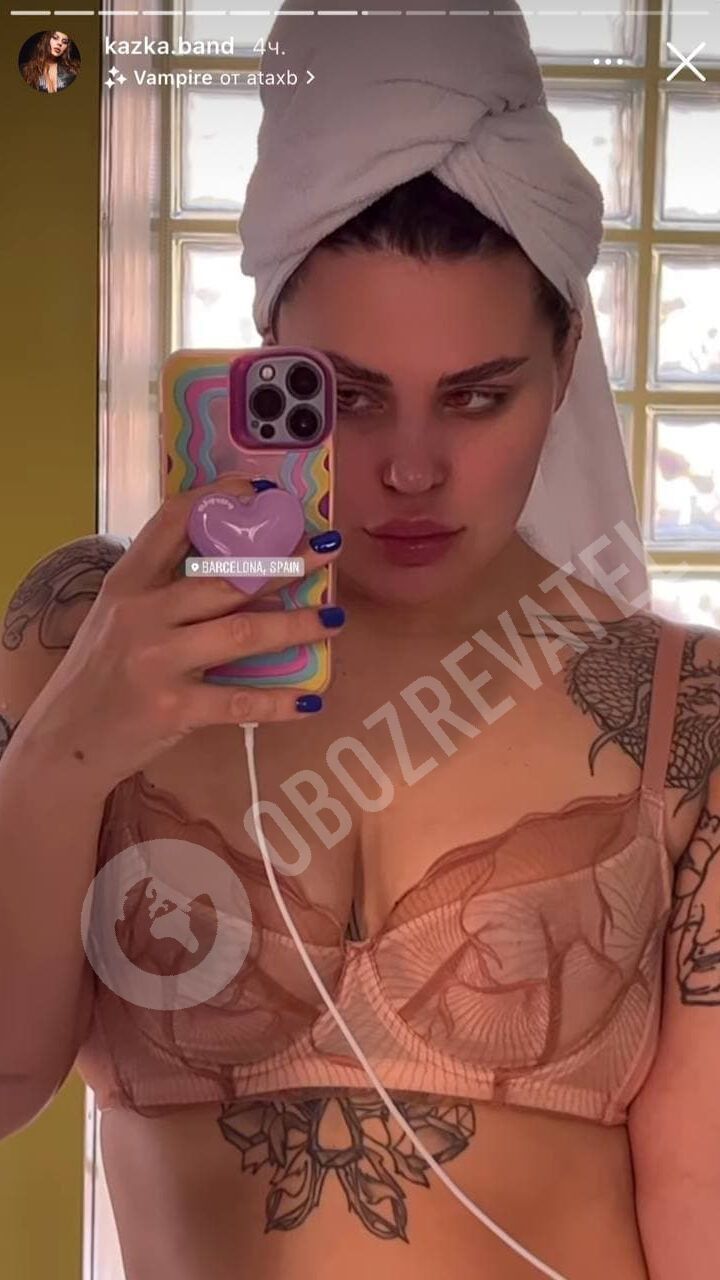 Зарицкая в бюстгальтере показала свои татуировки