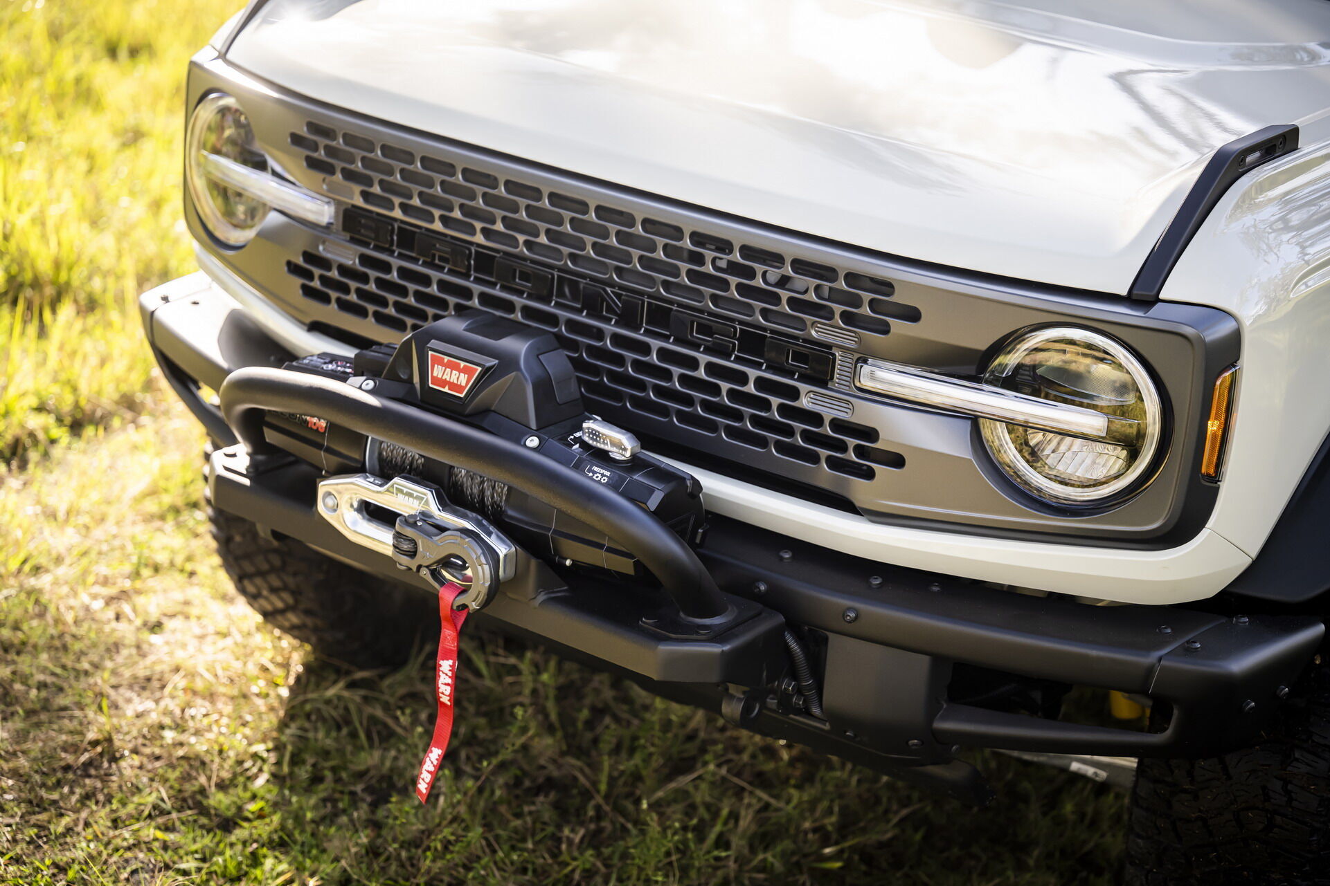 Everglades получил составной передний бампер от Ford Performance и лебедку Warn Zeon 10-S с тяговым усилием 4536 кг
