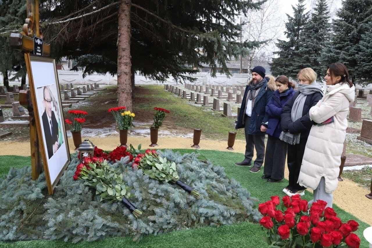 Кирилл Кернес с женой Яной на могиле отца