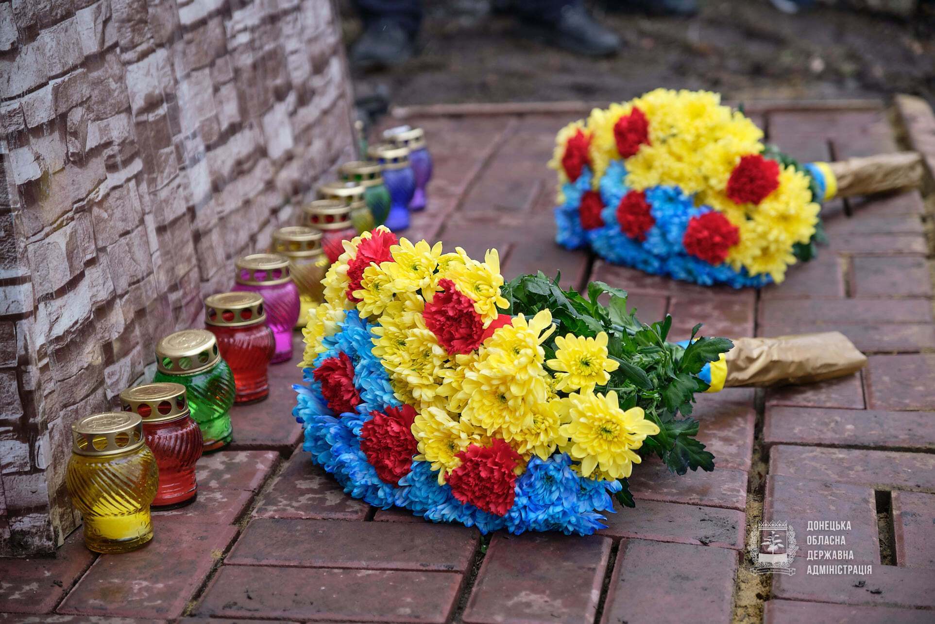 Люди поклали до пам'ятника квіти