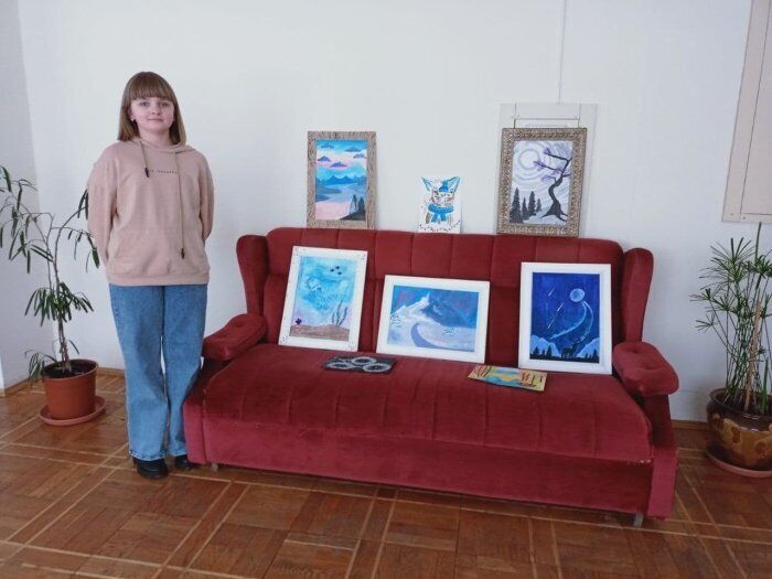 Школярка продає власні картини задля операції 2-річному хлопчику