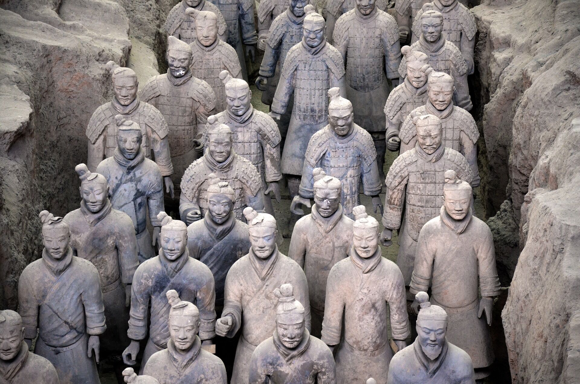 В Китае возле секретной гробницы обнаружили 20 терракотовых воинов. Фото