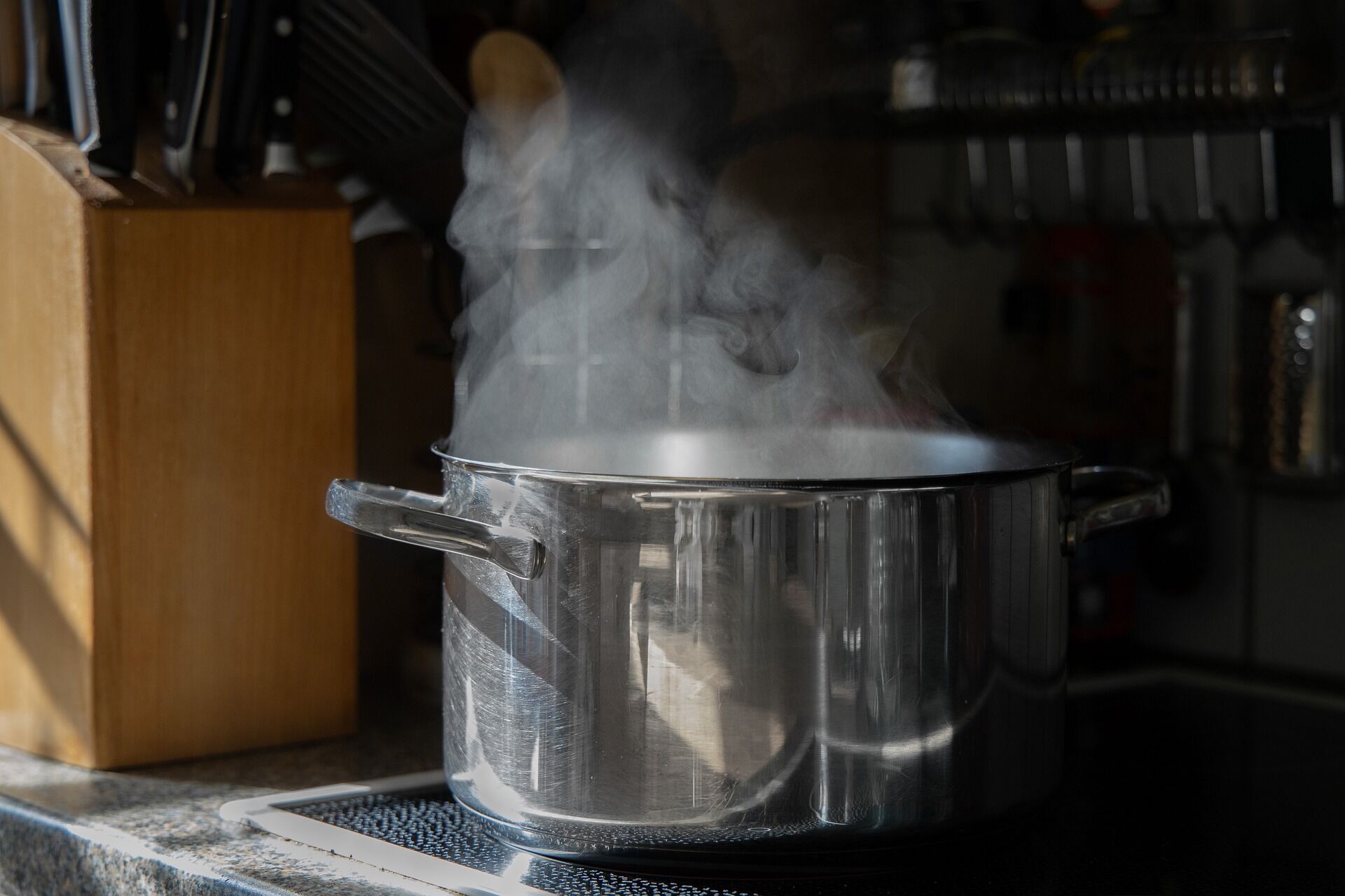 Як легко очистити від нагару дно каструлі або сковорідки: чотири простих способи
