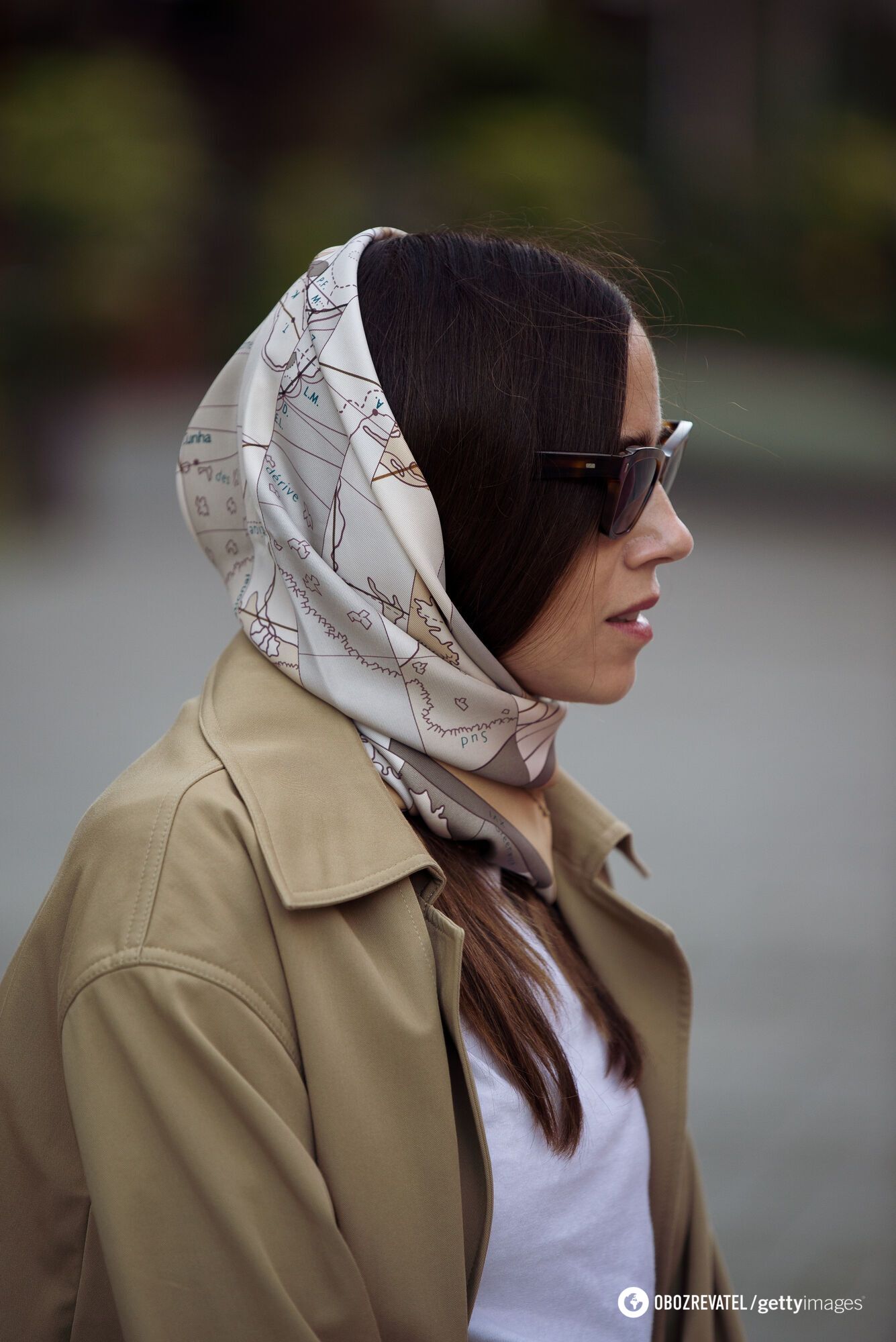 Достаточно распространенным способом является связать платок на голову и закрутить вокруг шеи.