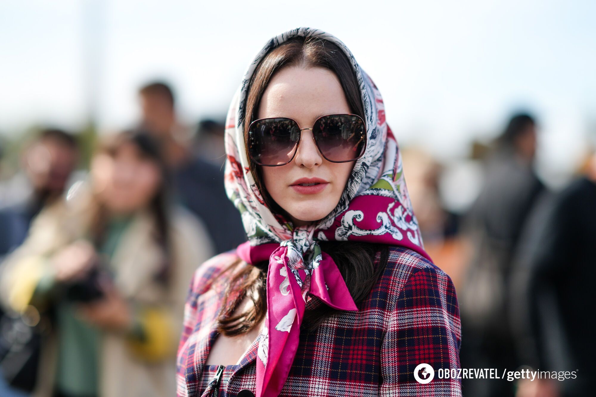 Одним из классических способов защитить прическу от ветра остается так называемая "косынка"