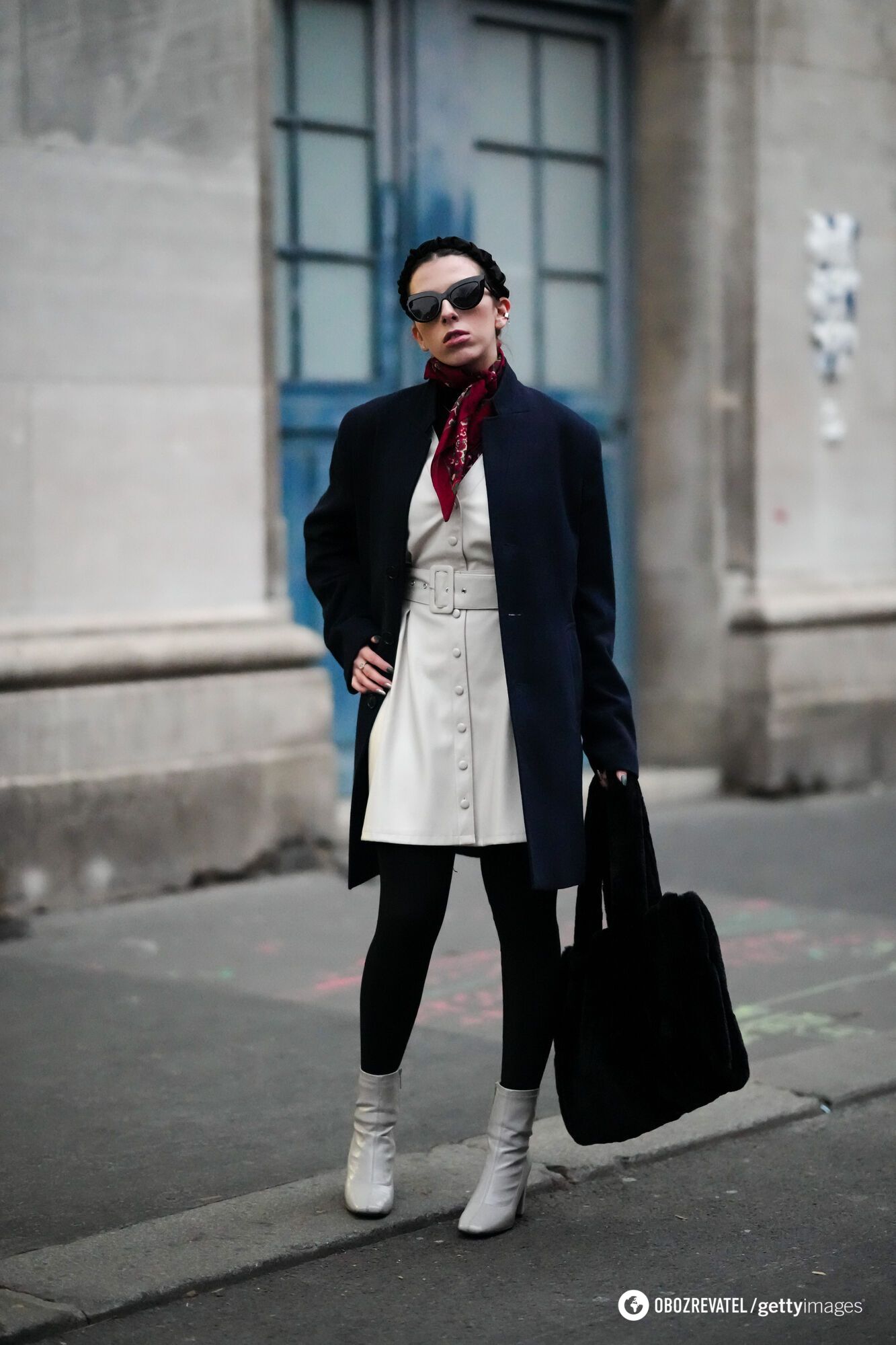 Эксперты рекомендуют оставить кончик висеть, а верхнюю одежду расстегнуть