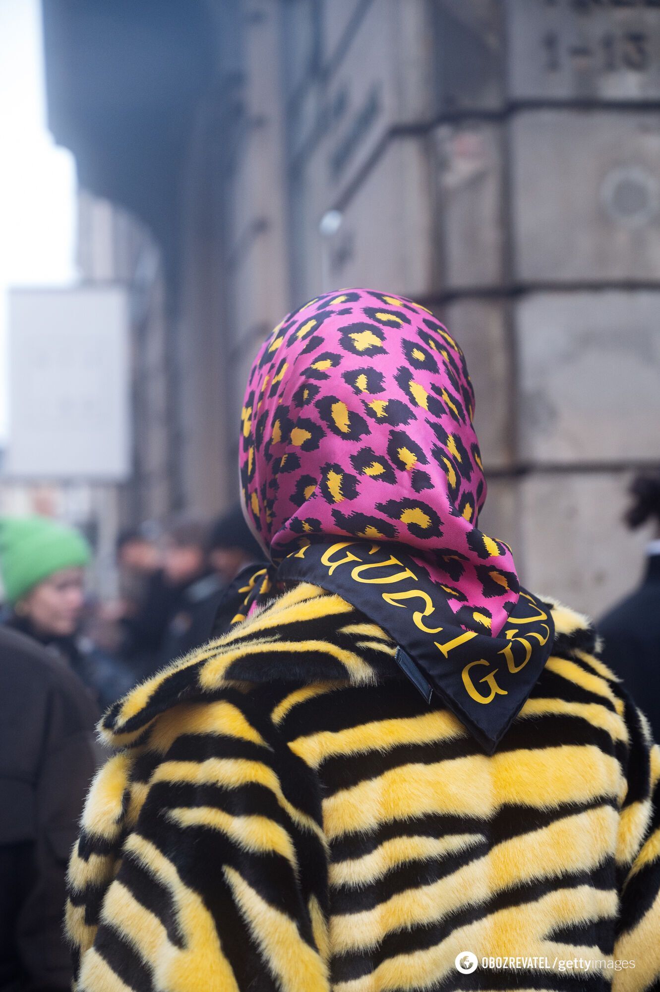 Сзади волосы прячутся под самодельный головной убор.