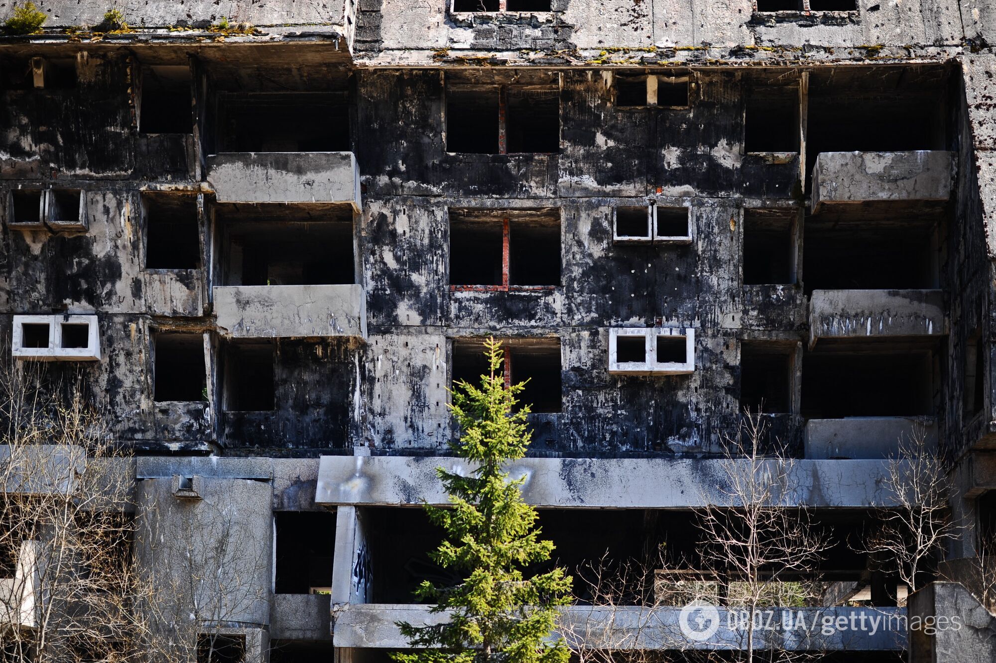 Стены здания стали чернеть и осыпаться