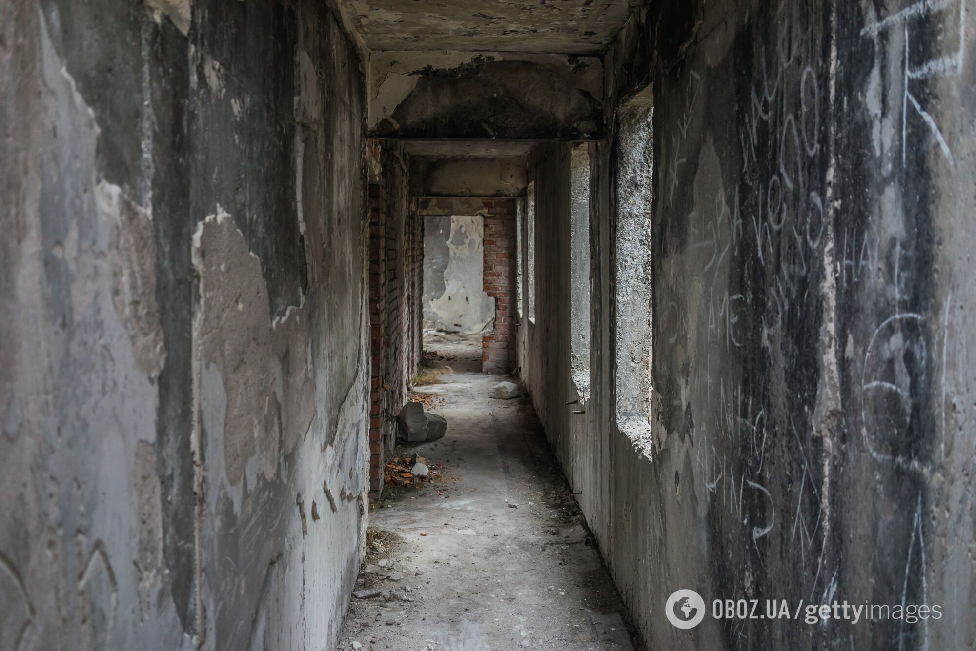 Коридоры между комнатами сейчас в полуразвалившемся состоянии
