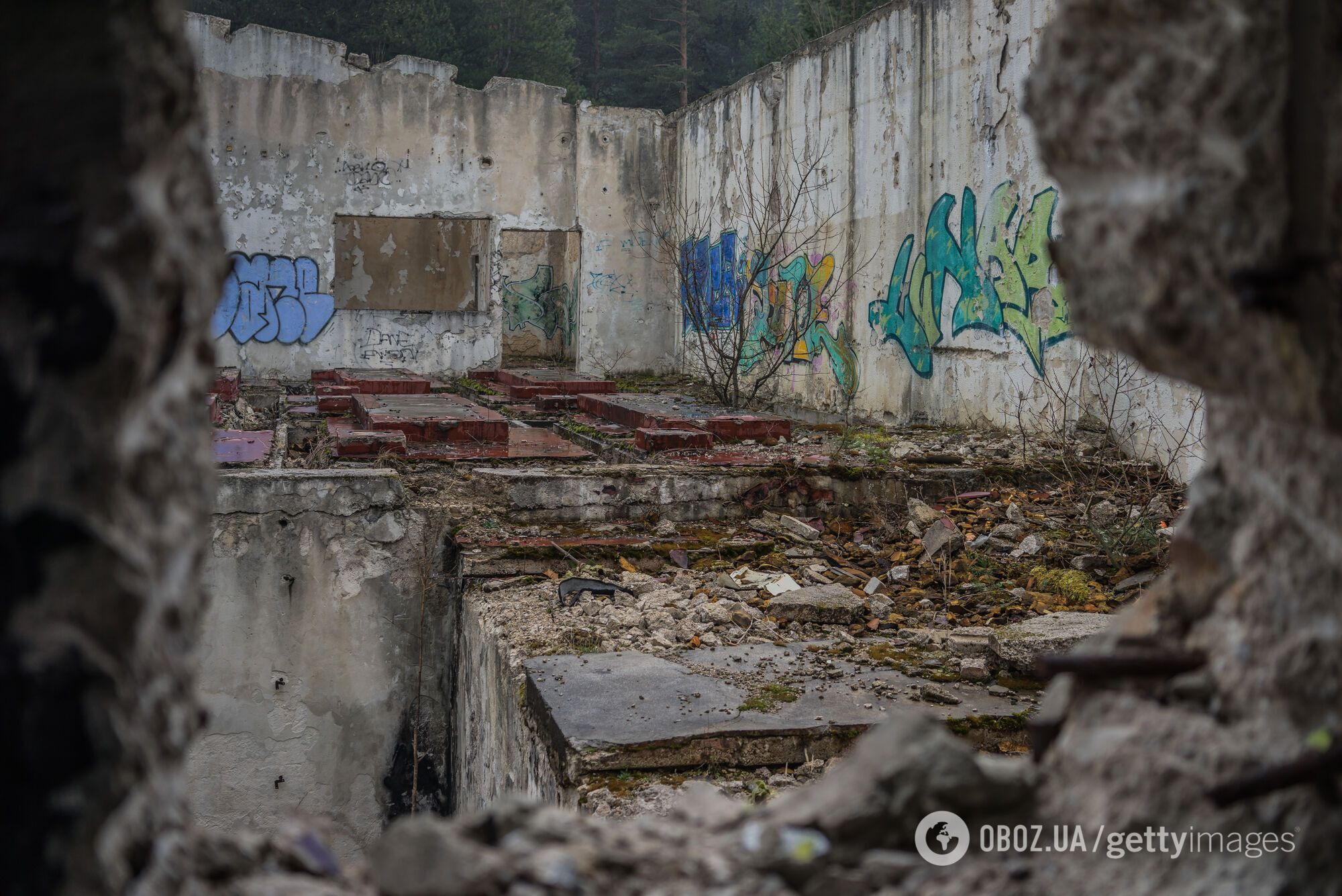 Внутри взведенных залов на полу валяются кирпичи