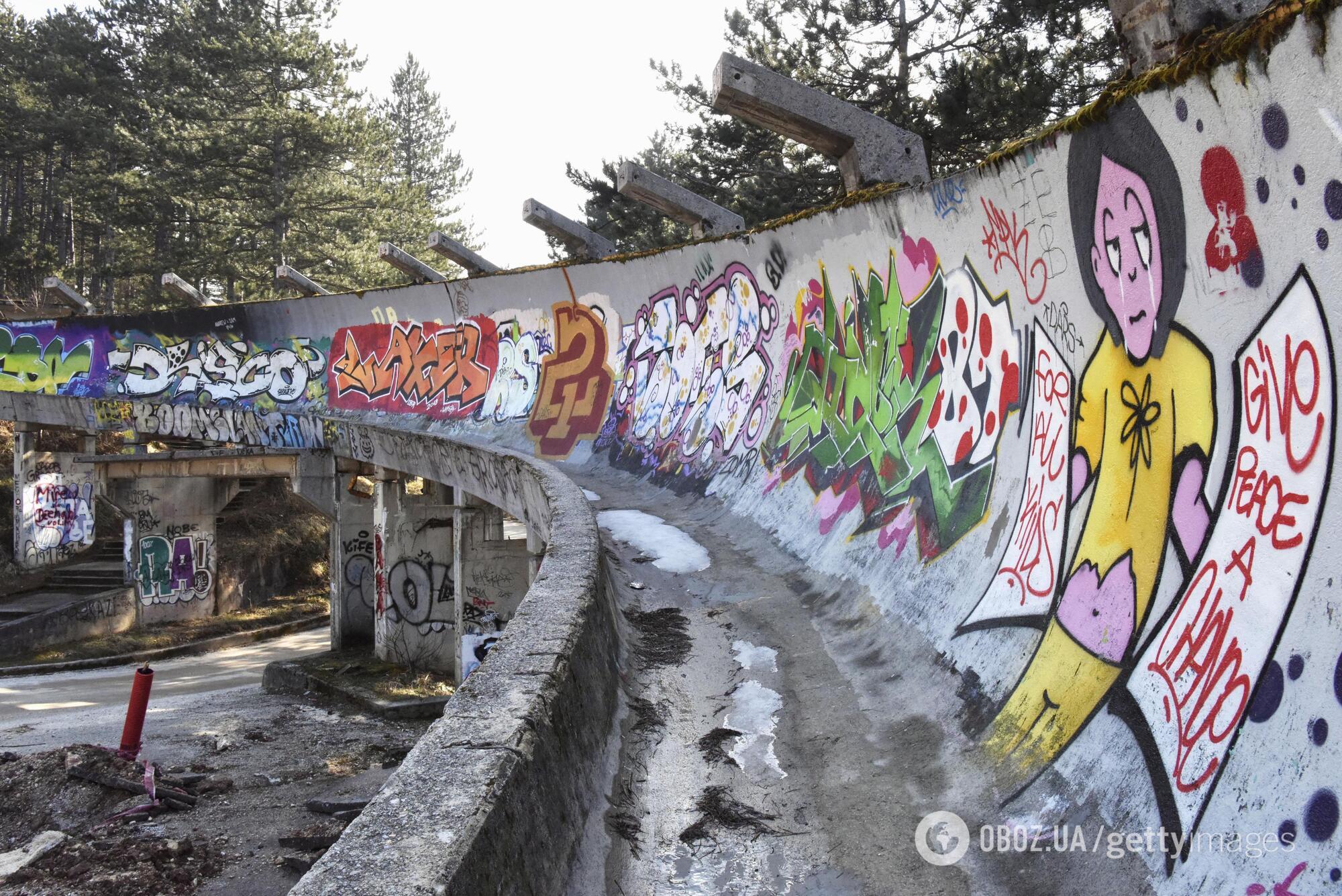 Можно заметить, что на месте бывших трасс и дорог для бобслея есть множество граффити.