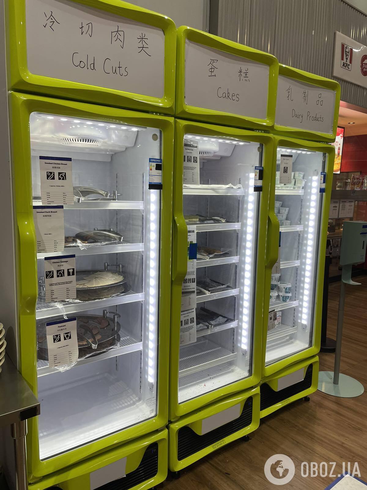 Холодильник с десертами и йогуртами на Олимпиаде.