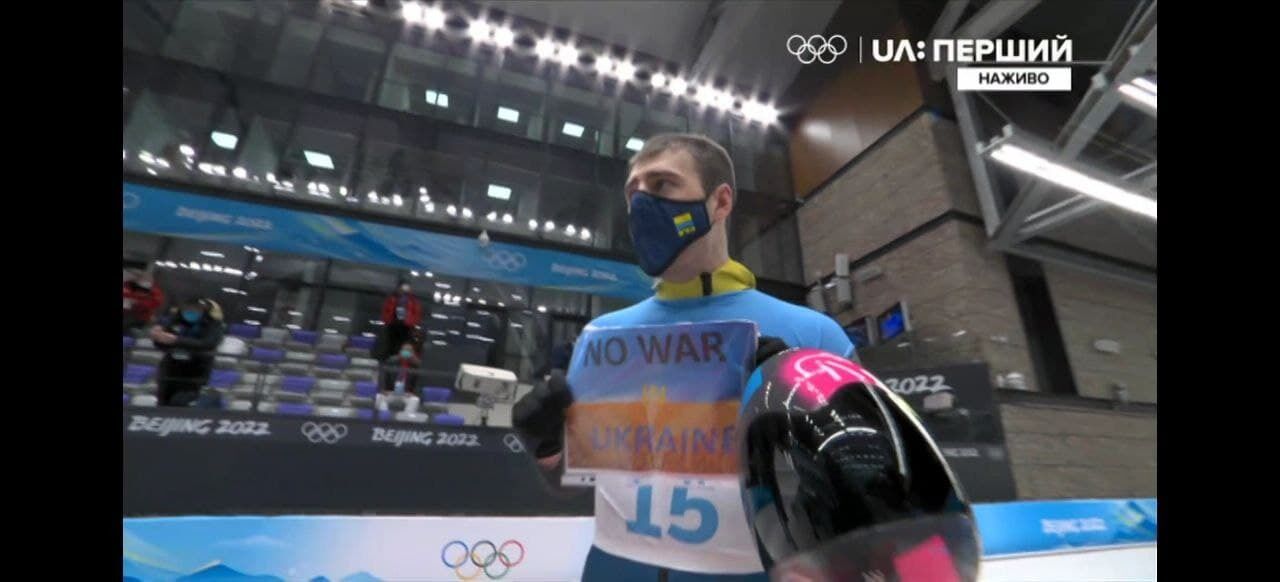 Украинец с плакатом "Нет войне".