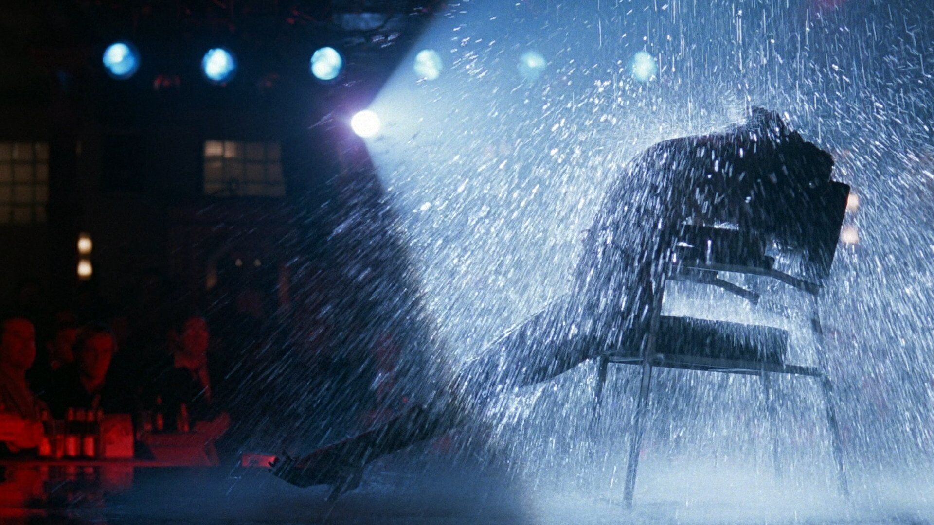 Дженніфер Білз танцює стриптиз під дощем