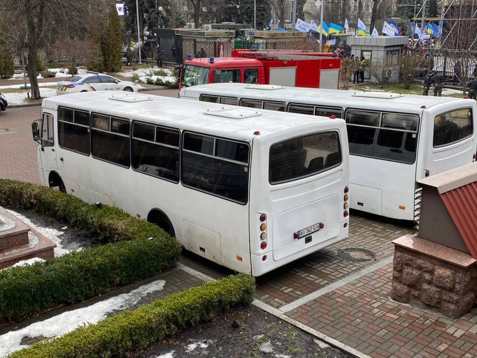 Силовиков подвозят автобусами