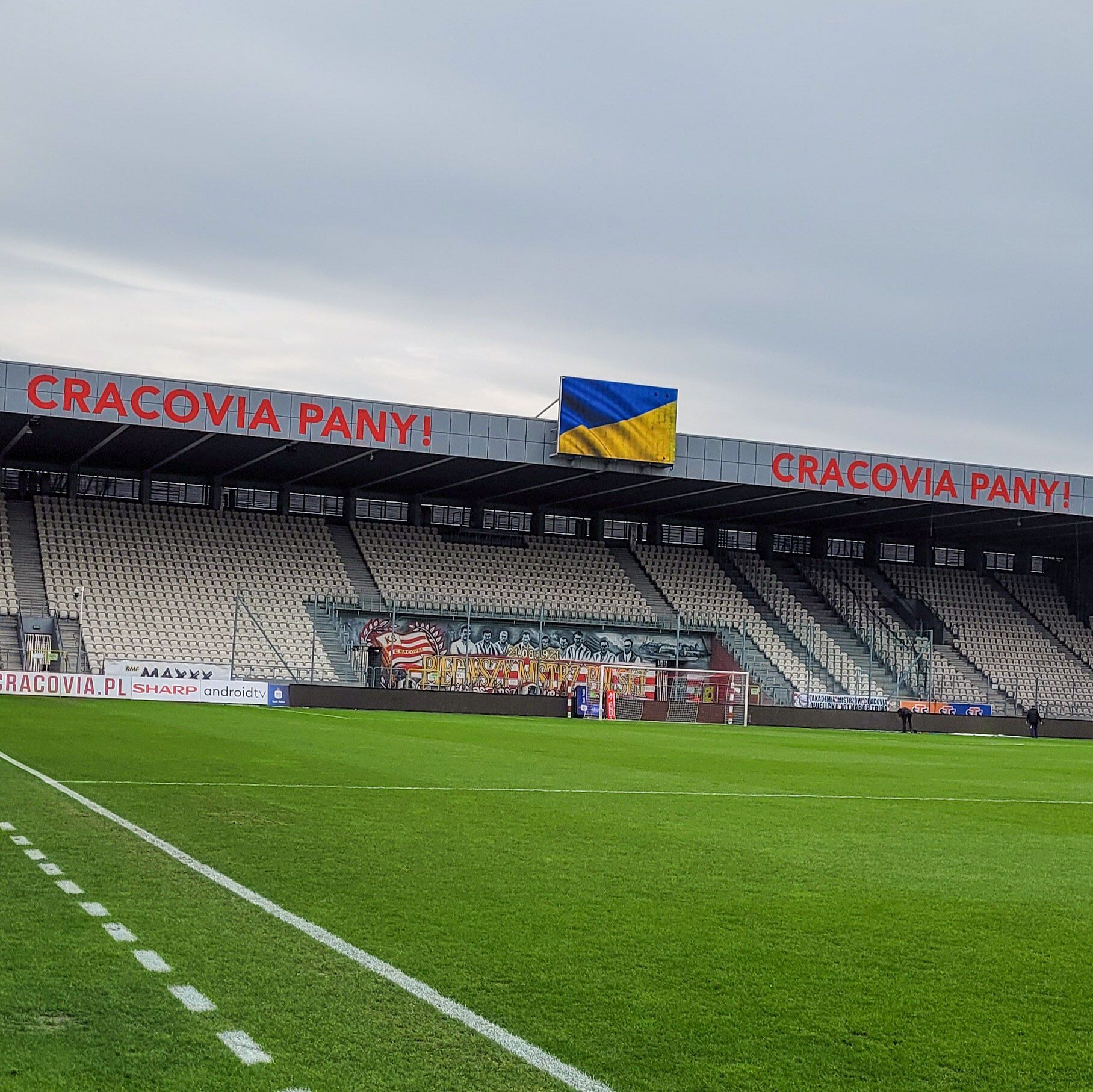 На стадионе "Краковии" зажгли украинский флаг.