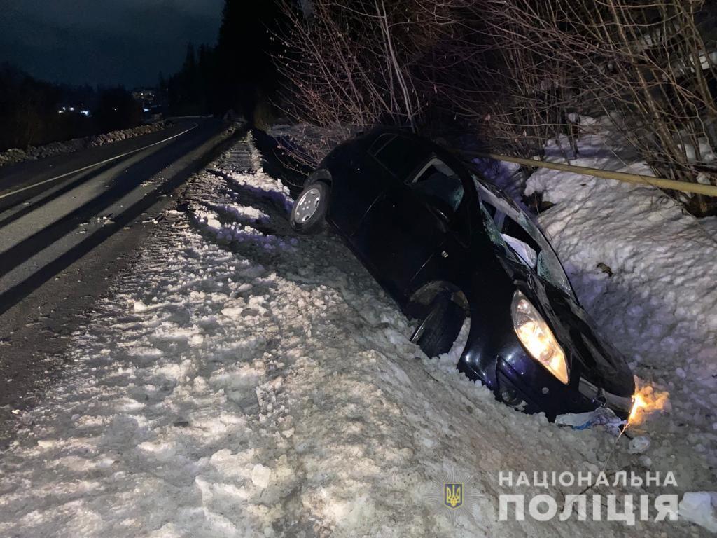 Автомобиль взлетел в кювет