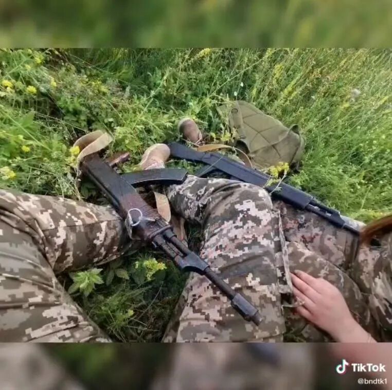 Видео под хэштегом "военные девушки" набрало тысячи лайков.