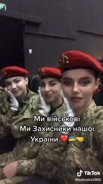Украинки-военнослужащие часто позируют в видеороликах.