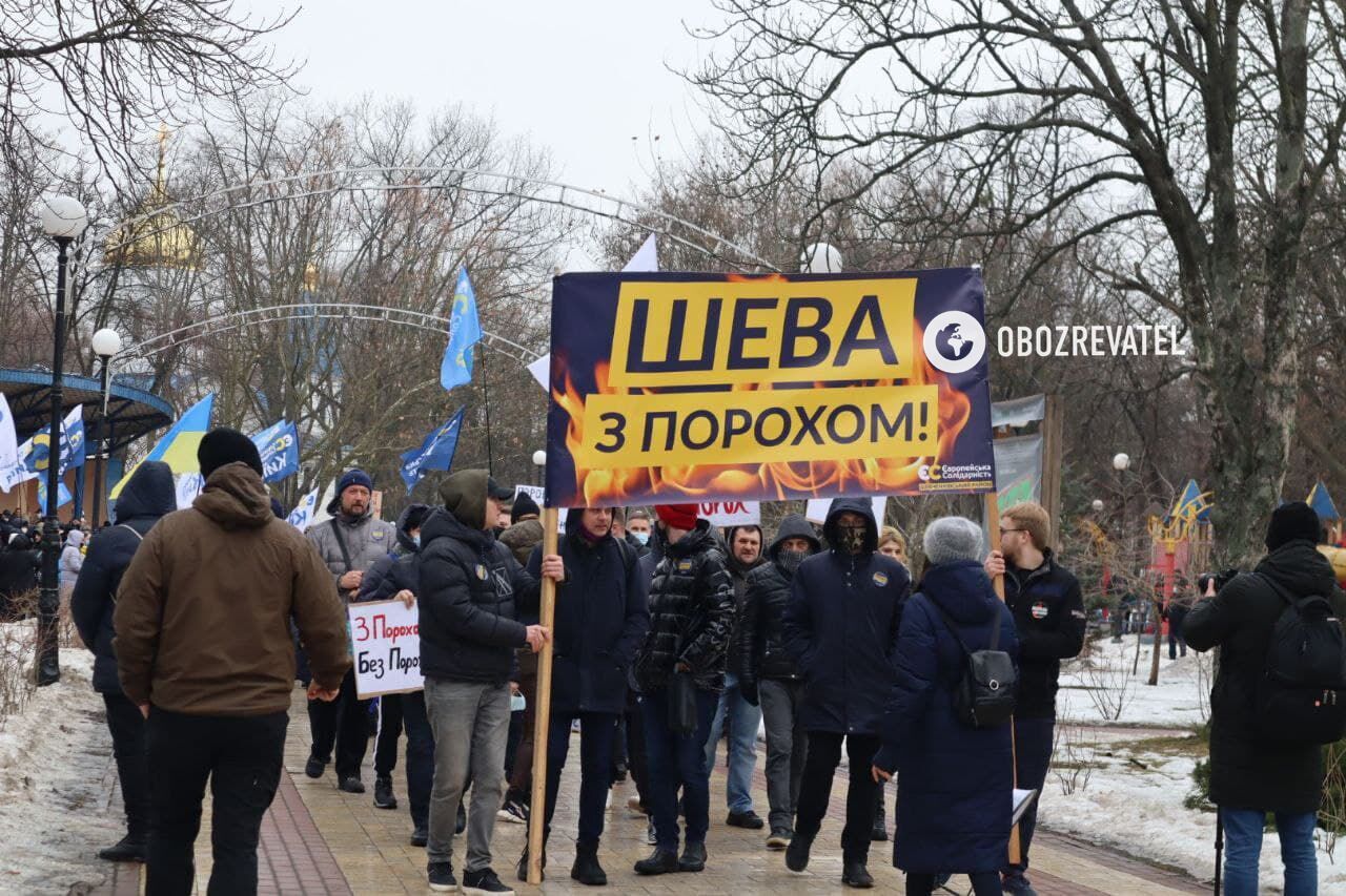 Под судом собрались сторонники Порошенко