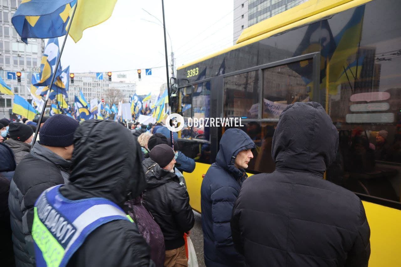 Митингующих ставало все больше