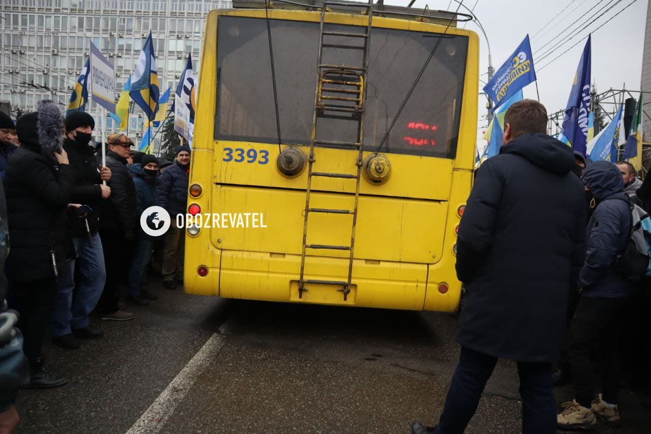 Вони виходили на проїжджу частину