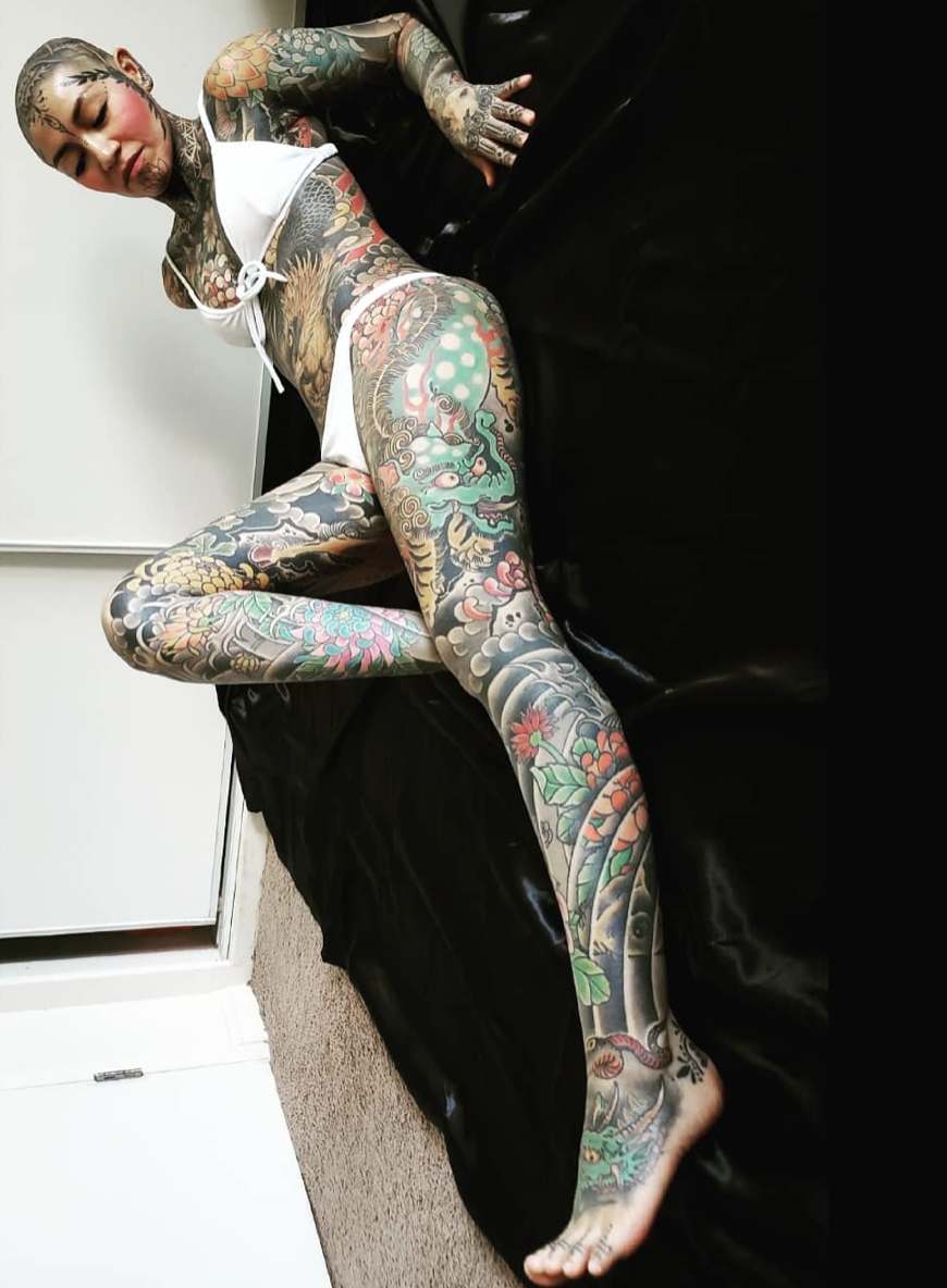 Девушка является фанаткой экстремальных татуировок